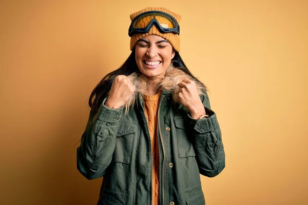 Joven Mujer Hispana Hermosa Con Gafas Esquí Abrigo Para Clima — Foto de Stock