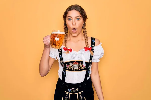 Mooie Blonde Duitse Vrouw Met Blauwe Ogen Oktober Jurk Drinken — Stockfoto