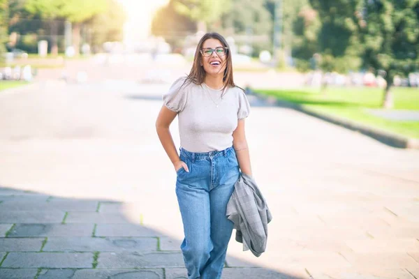 Junge Schöne Frau Lächelt Glücklich Und Zuversichtlich Mit Einem Lächeln — Stockfoto