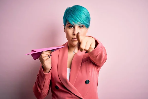 Joven Mujer Negocios Con Cabello Moda Azul Sosteniendo Avión Papel —  Fotos de Stock