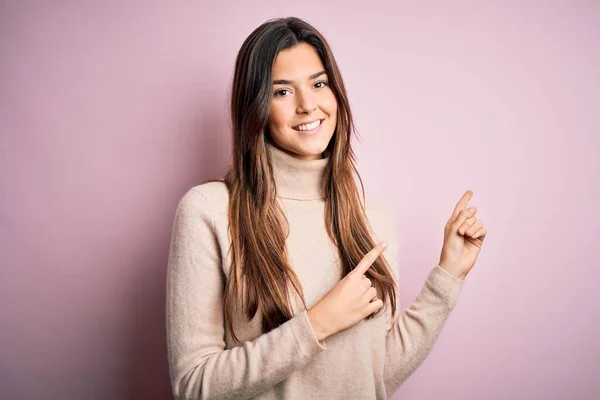 Menina Bonita Nova Vestindo Camisola Gola Alta Casual Sobre Fundo — Fotografia de Stock