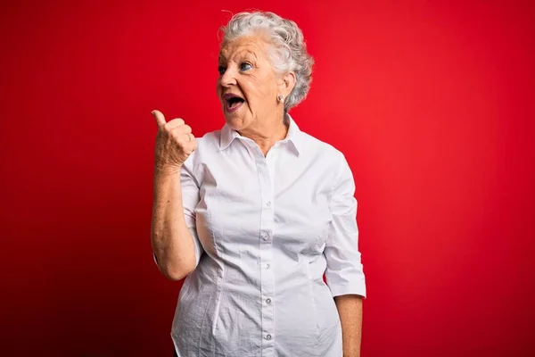 Ältere Schöne Frau Trägt Elegantes Hemd Steht Über Isoliertem Rotem — Stockfoto