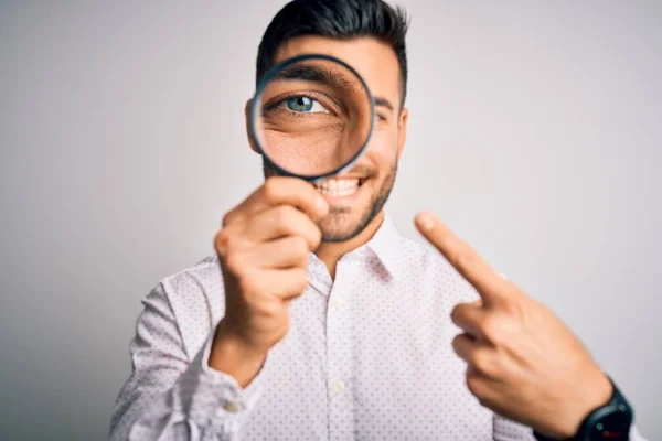 Joven Detective Mirando Través Lupa Sobre Fondo Aislado Muy Feliz —  Fotos de Stock