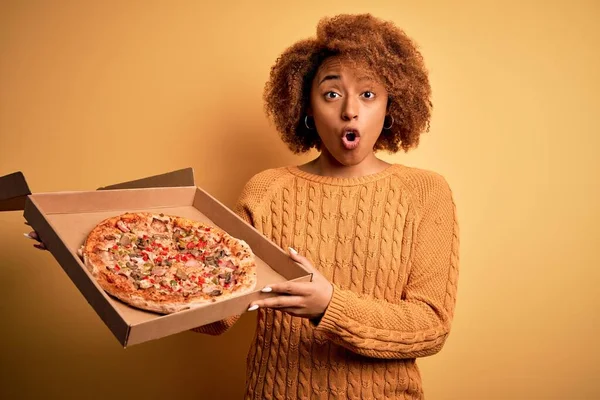 Mladá Afro Žena Afriky Kudrnatými Vlasy Držící Porodní Schránku Italskou — Stock fotografie