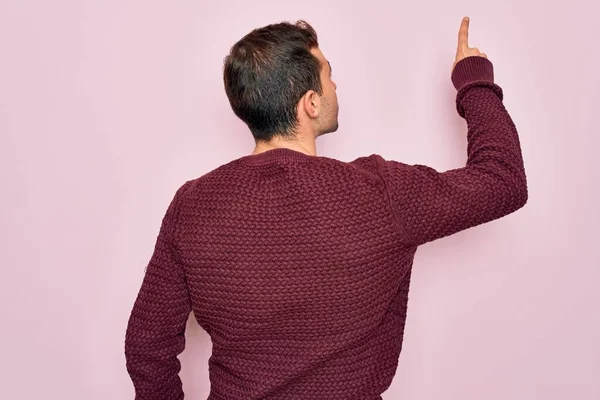 Jovem Homem Bonito Com Olhos Azuis Vestindo Camisola Casual Sobre — Fotografia de Stock