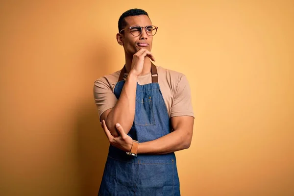Ung Vacker Afrikansk Amerikansk Butiksägare Man Bär Förkläde Över Gul — Stockfoto