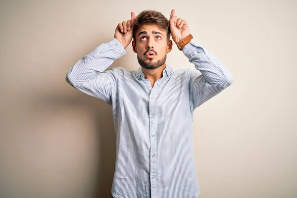 Mladý Pohledný Muž Vousy Nosí Pruhovanou Košili Stojící Nad Bílým — Stock fotografie