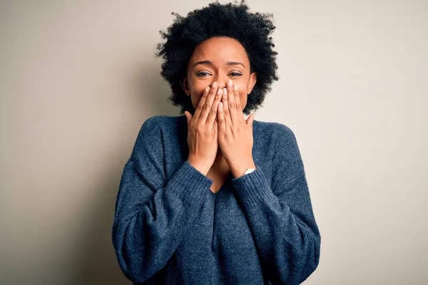 Junge Schöne Afroamerikanische Afro Frau Mit Lockigem Haar Trägt Lässigen — Stockfoto