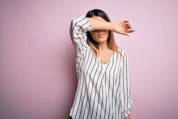 Mujer Hermosa Joven Que Usa Una Camiseta Rayas Casuales Gafas — Foto de Stock