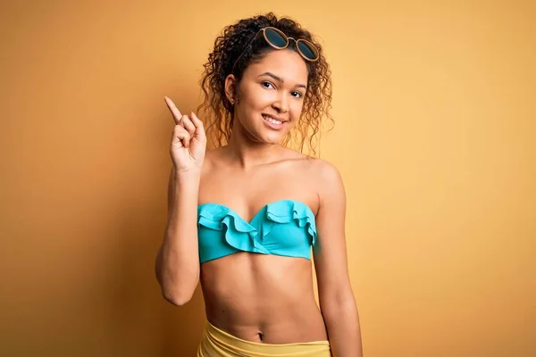 Zole Edilmiş Sarı Arka Plan Üzerine Bikini Giymiş Genç Güzel — Stok fotoğraf