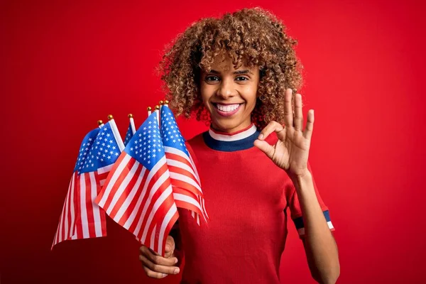 Mujer Rizada Patriótica Afroamericana Joven Sosteniendo Banderas Estados Unidos Sobre — Foto de Stock