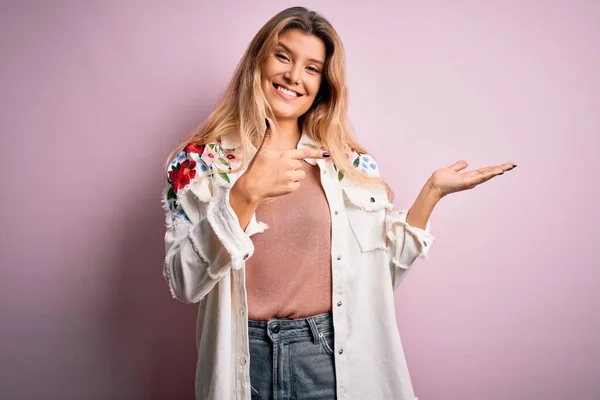 Jovem Mulher Loira Bonita Vestindo Jaqueta Casual Sobre Fundo Rosa — Fotografia de Stock