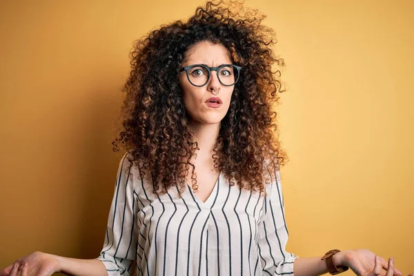 Jonge Mooie Vrouw Met Krullend Haar Piercing Dragen Gestreept Shirt — Stockfoto