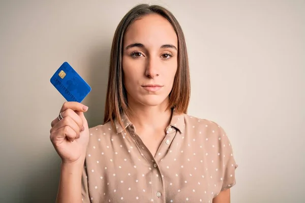 Młoda Piękna Kobieta Klient Posiadający Kartę Kredytową Zrobić Płatności Białym — Zdjęcie stockowe