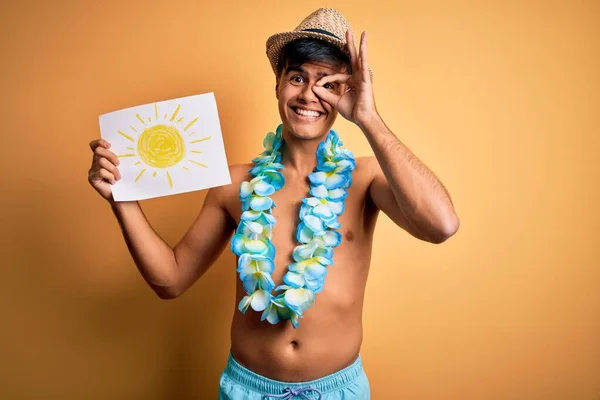 Turista Hombre Vacaciones Vistiendo Trajes Baño Flores Lei Hawaiano Sosteniendo — Foto de Stock