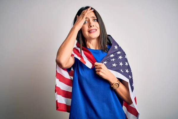 Ung Brunett Patriotisk Kvinna Med Blå Ögon Bär Usa Flagga — Stockfoto