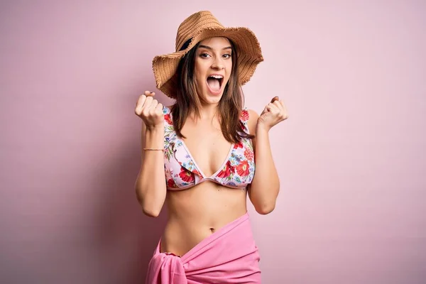 Pembe Arka Planda Bikini Yaz Şapkası Takan Genç Güzel Bir — Stok fotoğraf