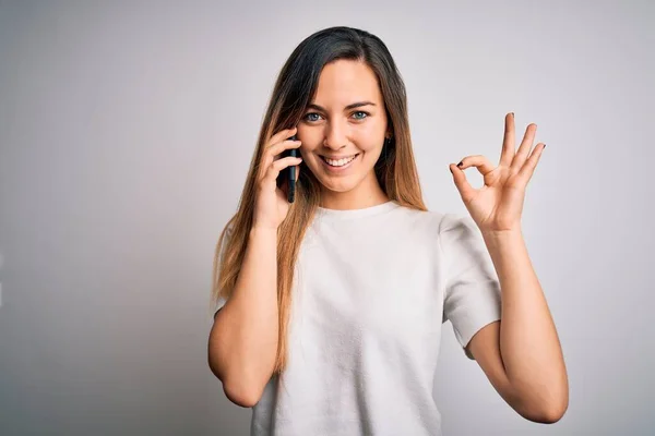 Jovem Bela Mulher Morena Conversando Smartphone Fazendo Sinal Com Dedos — Fotografia de Stock