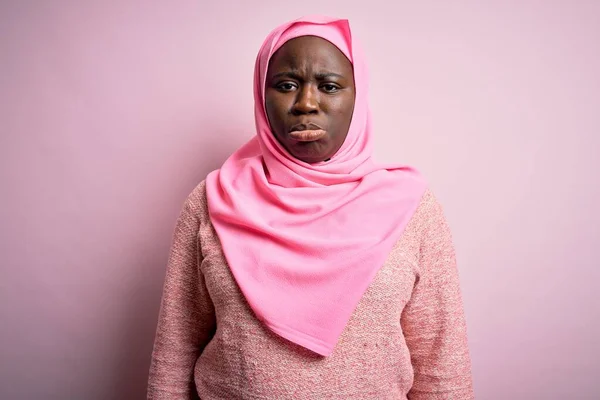 Ung Afrikansk Amerikan Storlek Kvinna Bär Muslim Hijab Över Isolerade — Stockfoto