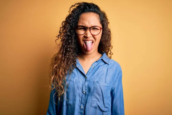 Belle Femme Aux Cheveux Bouclés Portant Une Chemise Denim Décontracté — Photo