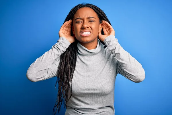 Ung Afrikansk Amerikansk Kvinna Stående Klädd Avslappnad Polotröja Över Blå — Stockfoto