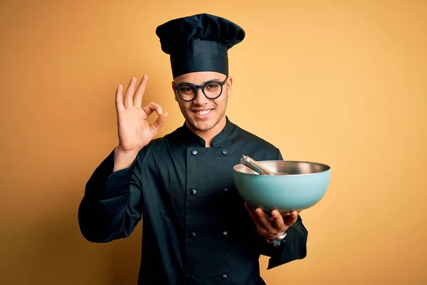 요리사 복장을 모자를 요리를 브라질인 요리사는 수염을 사용하여 손가락으로 글씨를 — 스톡 사진
