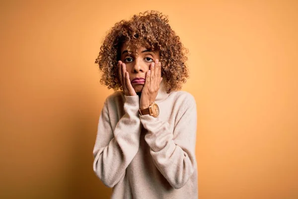 Joven Mujer Afroamericana Hermosa Usando Suéter Cuello Alto Sobre Fondo — Foto de Stock