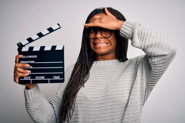 Genç Afro Amerikalı Yönetmen Kız Kapalı Bir Arkaplanda Ele Utanç — Stok fotoğraf
