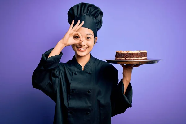 Joven Mujer Chef Chino Con Uniforme Cocina Sombrero Bandeja Con — Foto de Stock