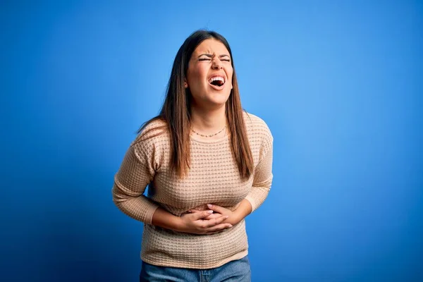 Jovem Mulher Bonita Vestindo Camisola Casual Sobre Fundo Azul Com — Fotografia de Stock