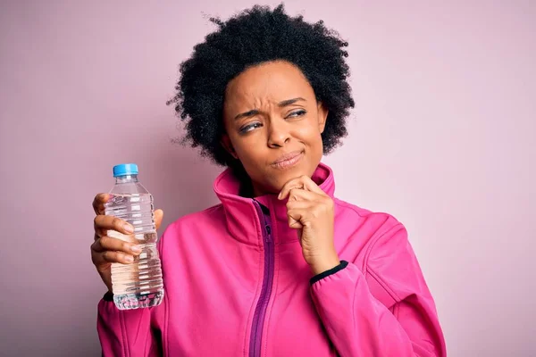 Jovem Afro Americana Afro Esportista Com Cabelo Encaracolado Bebendo Garrafa — Fotografia de Stock