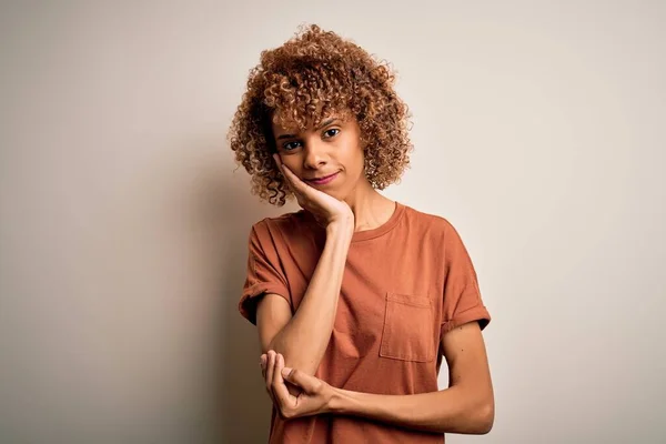 Belle Femme Afro Américaine Aux Cheveux Bouclés Portant Shirt Décontracté — Photo