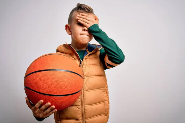 Anak Olahraga Muda Kaukasia Bermain Basket Memegang Bola Oranye Atas — Stok Foto