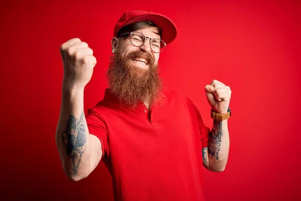 Joven Hombre Entrega Con Gafas Gorra Roja Sobre Fondo Aislado — Foto de Stock