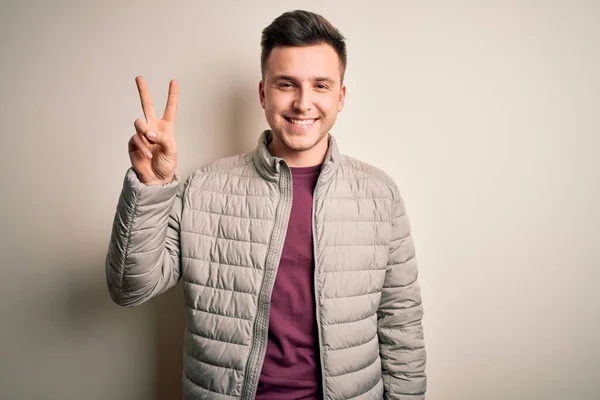 Fiatal Jóképű Kaukázusi Férfi Alkalmi Télikabátot Visel Elszigetelt Háttér Felett — Stock Fotó