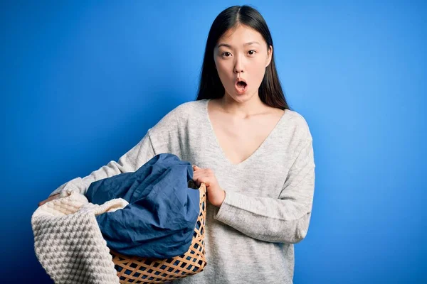 Ung Asiatisk Kvinna Håller Korgar Tvätt Korg Gör Hushållssysslor Rädd — Stockfoto