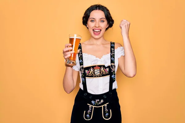 Jovem Mulher Alemã Bonita Com Olhos Azuis Vestindo Vestido Octoberfest — Fotografia de Stock