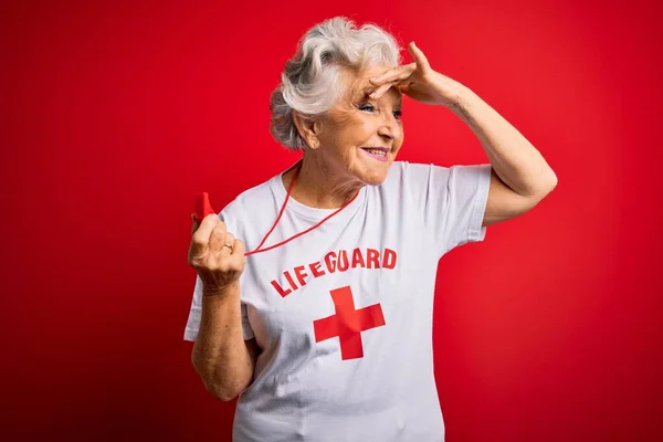Seniorin Schöne Grauhaarige Bademeisterin Trägt Shirt Mit Rotem Kreuz Mit — Stockfoto