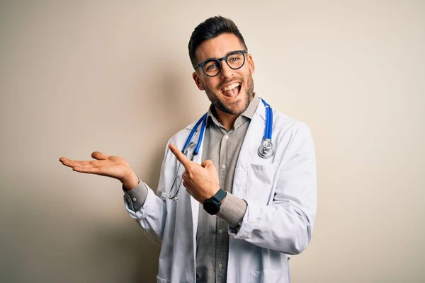 Junger Arzt Mit Brille Medizinischem Weißen Mantel Und Stethoskop Vor — Stockfoto