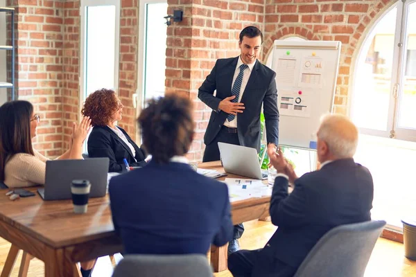 Gruppe Von Geschäftsleuten Die Glücklich Und Zuversichtlich Einem Meeting Lächeln — Stockfoto