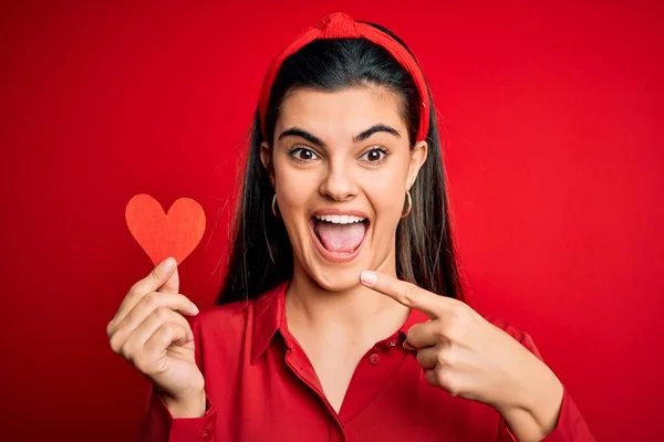 Junge Schöne Brünette Romantische Frau Mit Rotem Herzpapier Für Den — Stockfoto