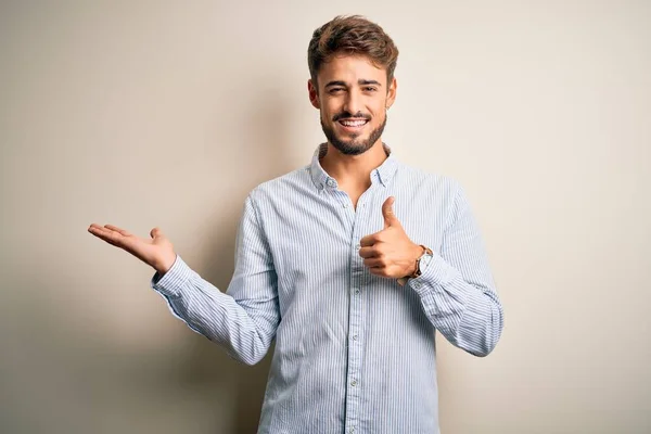 Giovane Bell Uomo Con Barba Indossa Camicia Righe Piedi Sfondo — Foto Stock