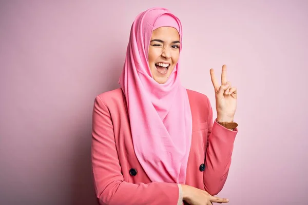 Молодая Красивая Девушка Мусульманском Хиджабе Стоит Изолированном Розовом Фоне Улыбается — стоковое фото