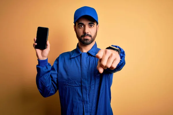 Mechanische Man Met Baard Blauw Uniform Pet Met Smartphone Met — Stockfoto