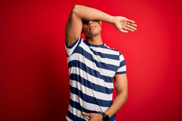 Schöner Afrikanisch Amerikanischer Mann Lässig Gestreiftem Shirt Der Vor Rotem — Stockfoto