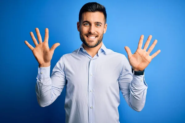 Homem Bonito Jovem Vestindo Camisa Elegante Sobre Fundo Azul Isolado — Fotografia de Stock