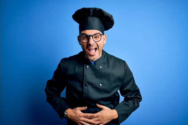 Jovem Bonito Chef Homem Vestindo Fogão Uniforme Chapéu Sobre Isolado — Fotografia de Stock