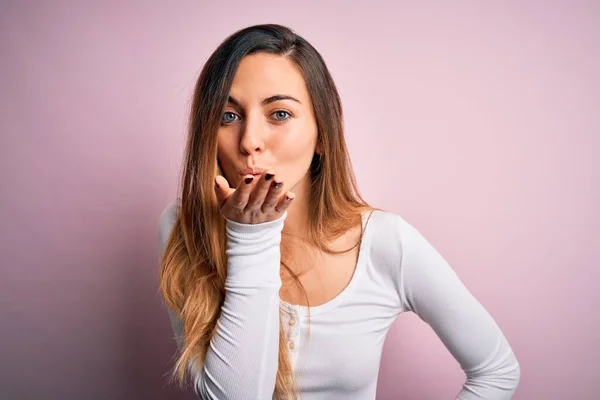 Jonge Mooie Blonde Vrouw Met Blauwe Ogen Dragen Witte Shirt — Stockfoto