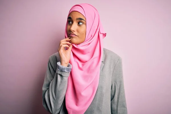 Junge Schöne Brünette Geschäftsfrau Rosa Muslimischem Hijab Und Businessjacke Mit — Stockfoto