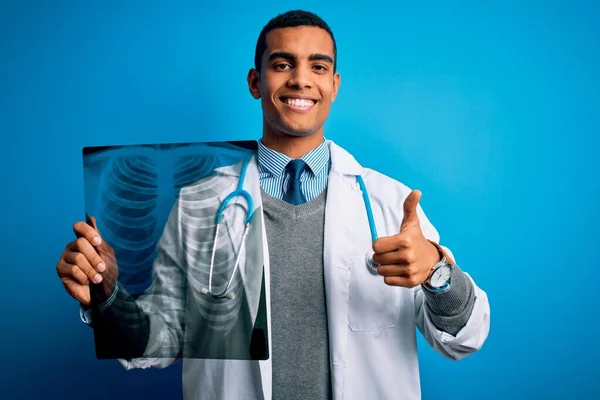 Guapo Afroamericano Médico Hombre Usando Estetoscopio Celebración Radiografía Pecho Feliz — Foto de Stock